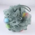 Grote badspons van netmateriaal met kleurrijke ballen binnenin, zachte textuur en ophanglus. - 50 g / Groen