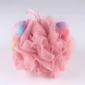 Esponja de baño rosa grande de malla con bolas coloridas dentro y cuerda para colgar en la ducha. - 50 g / Rosa