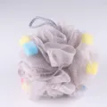 Gran esponja de baño de malla con bloques coloridos y cordón colgante para la higiene corporal. - 50 g / Gris