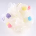 Detalle de esponja de baño grande de red blanca suave con bloques de espuma muy coloridos. - 50 g / Blanco
