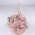 Vista detallada de la esponja de baño de malla suave con bolas de colores y lazo. - 50 g / Púrpura