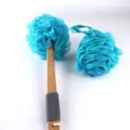 Primer plano de un cepillo de baño de madera de mango largo y juego de esponja. - OPP / Set Azul Colorido