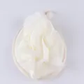 Detalle de esponja de baño de malla blanca suave con lazo colgante para limpieza corporal diaria. - Blanco