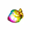 Vue détaillée de la sculpture de cœur anatomique en cristal coloré, superbe ornement en verre. - 56x76.6x44mm / Multicolore