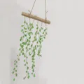 Décoration suspendue attrape-soleil en cristal vert avec bâton en bois et vignes perlées - Feuilles de Bois Long et Court Fini / 35x15cm