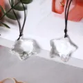 Vue détaillée des pendentifs étoile en cristal transparent avec facettes et cordon noir. - Corde Marron Étoile Transparente Style