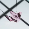 Pendentif attrape-soleil papillon en cristal rose avec cordon noir pour déco fenêtre. - Pendentif Papillon / Corde marron / Rose