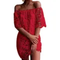 Vestido corto rojo de encaje con hombros descubiertos y mangas cortas caladas, estilo chic. - Rojo