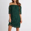 Vestido de encaje verde oscuro con hombros descubiertos y media manga, falda corta floral calada. - S / Verde