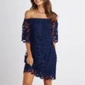 Vestido corto azul marino de encaje sin tirantes con diseño floral, mangas medias estilo chic. - Azul Marino