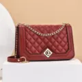Chic borsa a tracolla trapuntata rosso vino da donna con elegante catena dorata e raffinata chiusura. - Borgogna