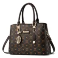 Elegante borsa a mano da donna con elegante motivo monogram e dettagli metallici dorati. - Caffè e Caffè
