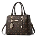 Elegante borsa a mano monogramma da donna con manici, tracolla e ciondolo a foglia chic. - Tinta Unita Caffè