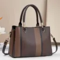 Sac à main bandoulière élégant pour femmes avec design color-block et texture. - Café
