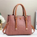 Borsa a mano rosa a quadri con manici marroni e tracolla chic ideale per le donne. - Rosa