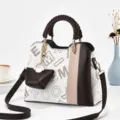 Elegante borsa da donna con manico intrecciato e motivo stampato alla moda per uso quotidiano. - Lettera Grande Bianca