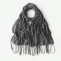 Écharpe à franges gris foncé pour femmes, châle de protection solaire et élégant foulard. - Gris foncé