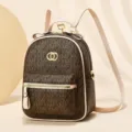 Mini zaino donna elegante con stampa monogramma marrone, bordo rosa e dettagli in metallo dorato. - Caffè & Albicocca