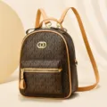 Dettaglio zainetto mini monogram marrone, zaino casual compatto da giorno con finiture dorate. - Caffè e Giallo