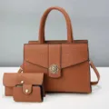 Dettaglio set borsa mano pelle PU marrone, trama coccodrillo patchwork chiusura metallo. - Giallo ocra