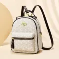 Zaino mini elegante da donna con stampa monogramma, dettagli in ecopelle di qualità e design chic. - Crema/Caffè