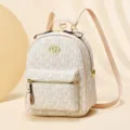 Gedetailleerd overzicht van de chique mini-rugzak met monogramprint en gouden accenten. - Wit & Abrikoos