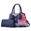 Vista detallada de bolso degradado para mujer con gran lazo y cartera a juego elegante. - Azul