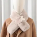 Sciarpa invernale incrociata in pelliccia sintetica peluche da donna con cuore di perle - Caffè latte