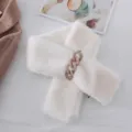 Sciarpa crociata in peluche bianco con catena, variante scalda-collo morbida, colletto soffice. - Bianco