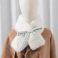 Morbida sciarpa in peluche bianca da donna con fiocco a quadri verde collo invernale caldo - Bianco