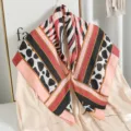 Vista dettagliata di foulard quadrato da donna con stampa leopardata e catena geometrica. - Rosso Zebra Leopardo