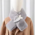 Sciarpa incrociata in pelliccia ecologica grigia da donna, morbido scaldacollo con cuore di perle. - Grigio