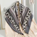 Elegante foulard quadrato 90cm con stampa leopardata e geometrica, ideale per primavera ed estate. - Grigio Zebra Leopardo