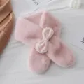 Morbida sciarpa invernale rosa in peluche con un grazioso fiocco a quadretti e perle eleganti. - Rosa
