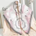 Primo piano dettagliato di un foulard quadrato in cotone e lino da 90 cm con stampa geometrica. - Rosa grigiastro