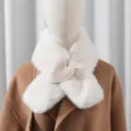 Sciarpa incrociata in pelliccia sintetica da donna, morbido colletto bianco con cuore di perle. - Bianco