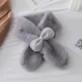 Sciarpa in peluche morbida da donna, collo in pelliccia sintetica grigia con fiocco e perle. - Grigio