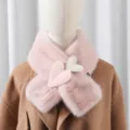 Sciarpa incrociata in peluche rosa con dolci cuori di perle, morbido e caldo accessorio invernale. - Rosa
