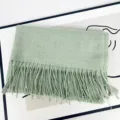 Sciarpa da donna in finto cashmere melange verde salvia con morbida texture e frange. - Verde Fagiolo Melange