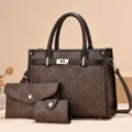 Set di borse marroni con monogramma in 3 pezzi con borsa, pochette e piccolo astuccio. - Quadretti Caffè