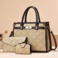Élégant ensemble de sacs monogramme marron avec portefeuille et porte-carte assortis. - À Carreaux Abricot
