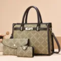 Sac a main cabas imprime monogramme classique ensemble trois pieces avec bandouliere. - Grille Kaki