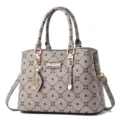 Élégant sac à main pour femme grande capacité rétro monogrammé sac à épaule avec pendentif. - Kaki Uni
