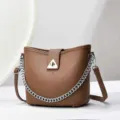 Sac seau en cuir PU marron vue de détail avec chaîne argentée et fermoir en métal. - 24x10x21cm / Brun Foncé