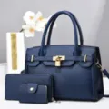 Vista dettagliata dell'elegante set di borse da donna blu scuro con motivo serpente e lucchetto. - Blu