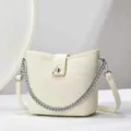 Sac seau minimaliste avec bandouliere en chaine et fermoir triangulaire elegant. - 24x10x21cm / Blanc Cassé