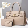 Detailaufnahme des eleganten, beigen Handtaschen-Sets mit feiner Textur und Goldbeschlag. - Khaki