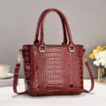 Elegante borsa a mano in pelle verniciata coccodrillo, grande borsa a tracolla da donna. - Rosso