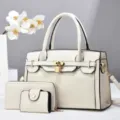 Weißes dreiteiliges Handtaschen-Set in Schlangenlederoptik mit goldenem Vorhängeschloss. - Weiß