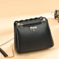 Elegante borsa a tracolla nera da donna con catena dorata e decorazione a fiocco chic. - L23 P10 A18 / Nero